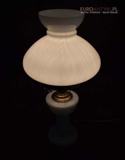Stara biała szklana lampka klasyczna lampa na stolik babcina oświetlenie retro vintage classic
