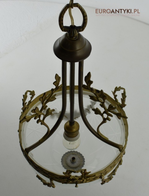 antykwariat z lampami