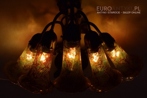 antykwariat z lampami