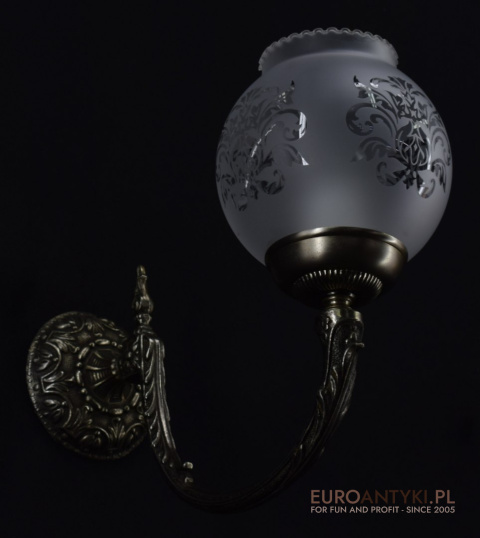 Srebrna lampa nad lustro. Kinkiet srebrny łazienkowy, na korytarz do ganku holu oświetlenie retro.