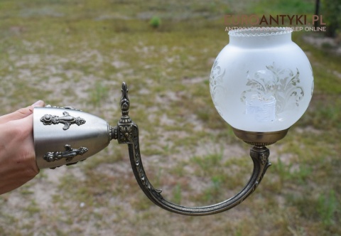 Stary srebrny kinkiet z kloszem. Lampa ścienne retro vintage