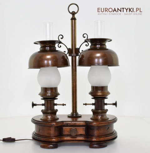 antykwariat z lampami