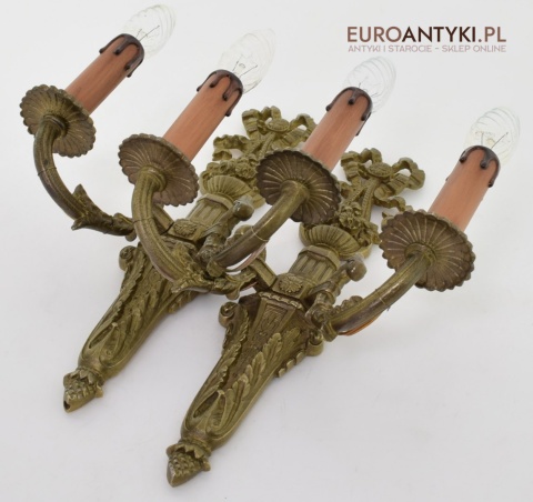 Stylowe kinkiety Ludwik XVI. Zabytkowe lampy ścienne z mosiądzu. Antyki online.