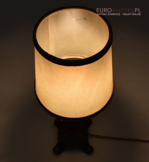 antykwariat z lampami