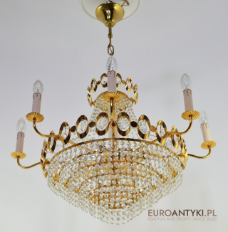 Duży kryształowy żyrandol salonowy. Stylowy chandelier z kryształami.