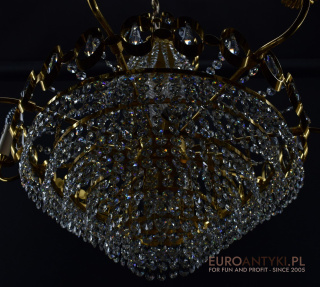 Duży kryształowy żyrandol salonowy. Stylowy chandelier z kryształami.