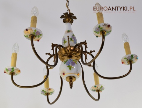 sklep ze starymi żyrandolami