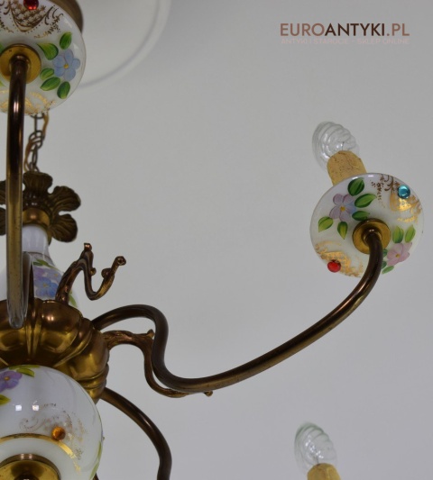 Stary żyrandol prowincjonalny. Oświetlenie do wiejskiej chaty. Lampa vintage retro.