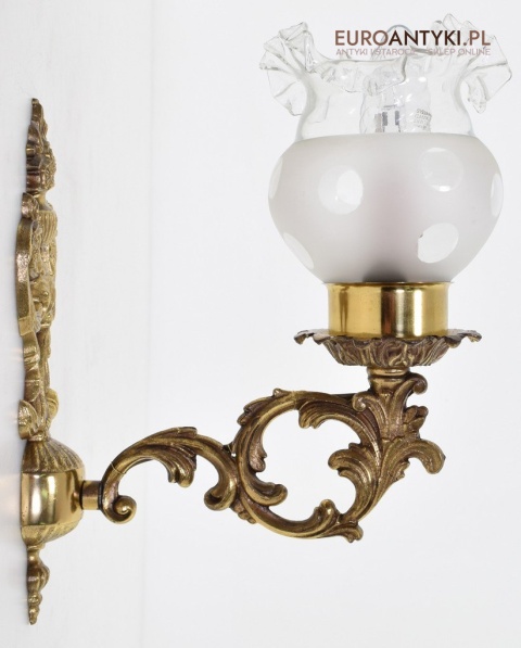 mosiężny kinkiet z kloszem