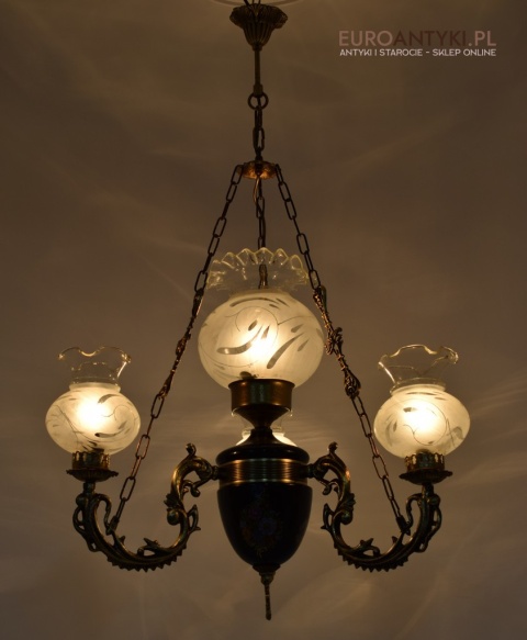 antykwariat z żyrandolami