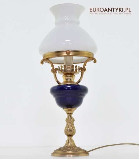 retro lampa na stolik