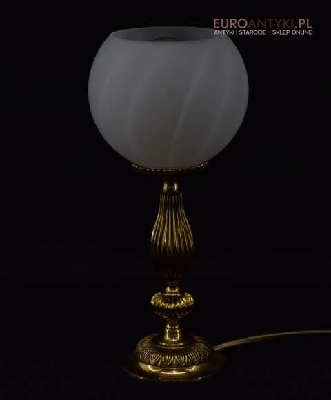 mosiężna lampka z kloszem