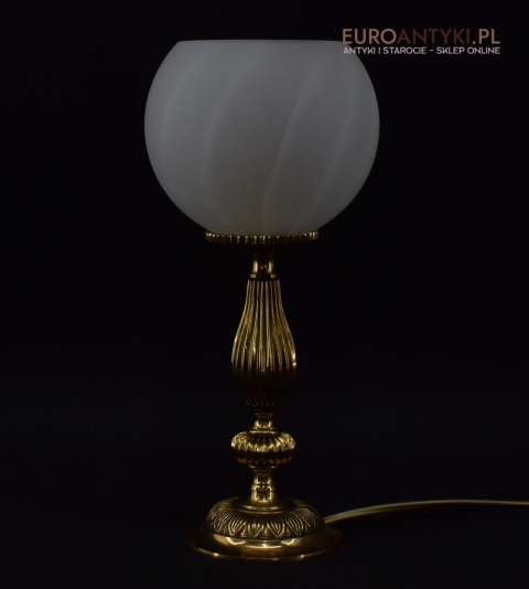 złota lampka na stolik