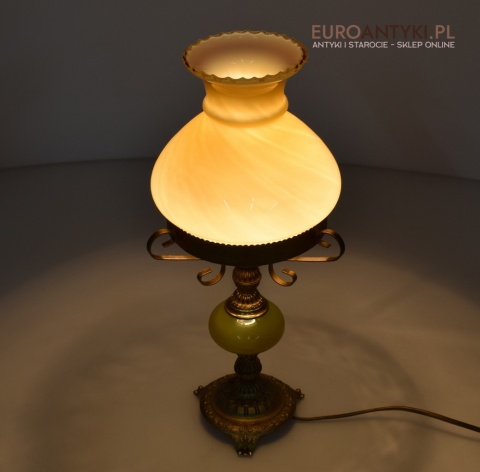 stara lampa na stolik