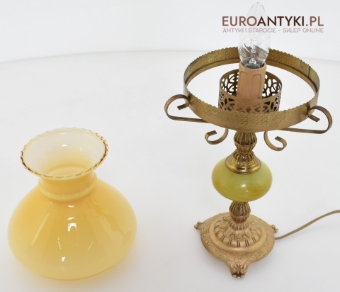 stara nostalgiczna lampa