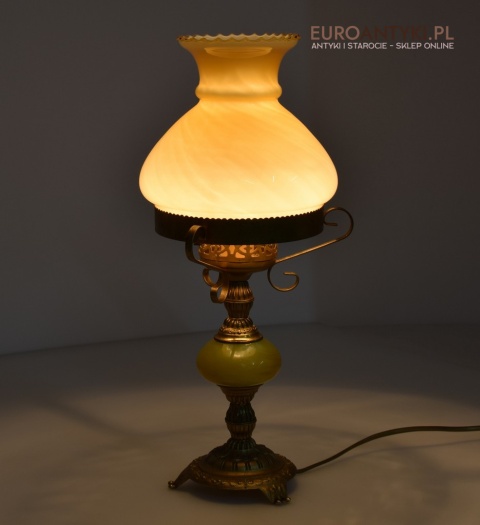 retro lampa na stolik