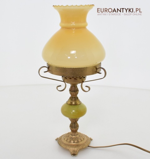 antykwariat z lampami