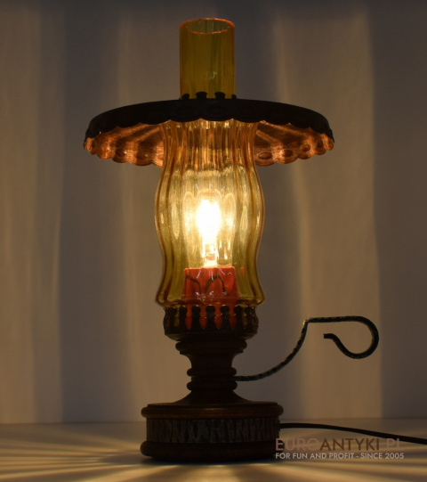 retro lampa na stolik