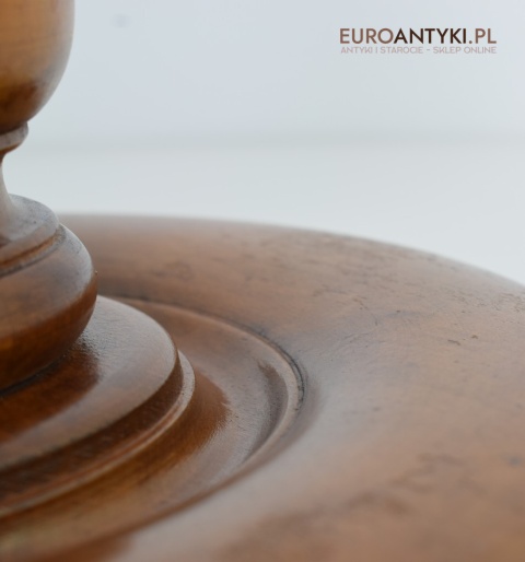 Drewniany kwietnik w stylu retro