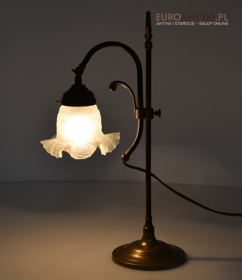 Antyczna lampa stołowa z kloszem