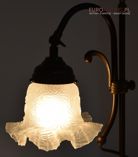 Antyczna lampa stołowa z kloszem