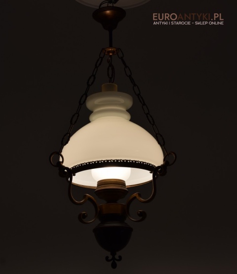 Klasyczna lampa sufitowa w rustykalnym stylu