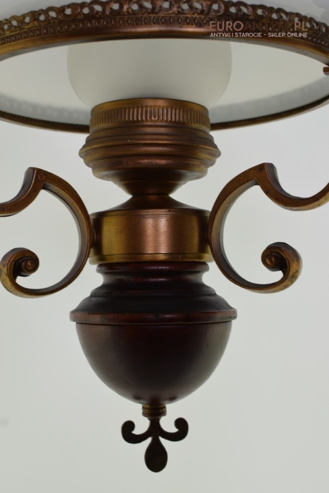 Klasyczna lampa sufitowa w rustykalnym stylu