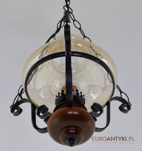 Rustykalna lampa wisząca w klasycznym stylu