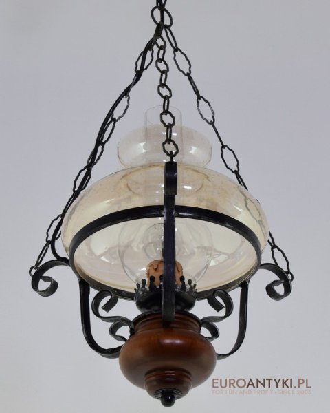 Rustykalna lampa wisząca w klasycznym stylu