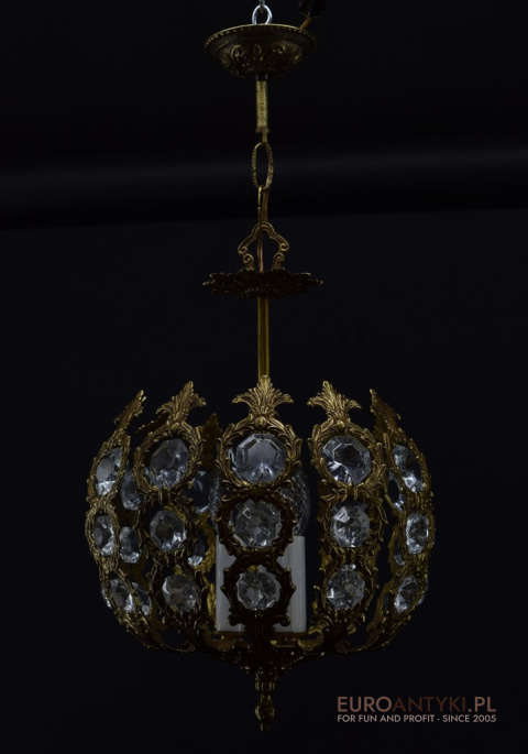 Antyczna lampa w kształcie kuli. Oświetlenie Belle Epoque.