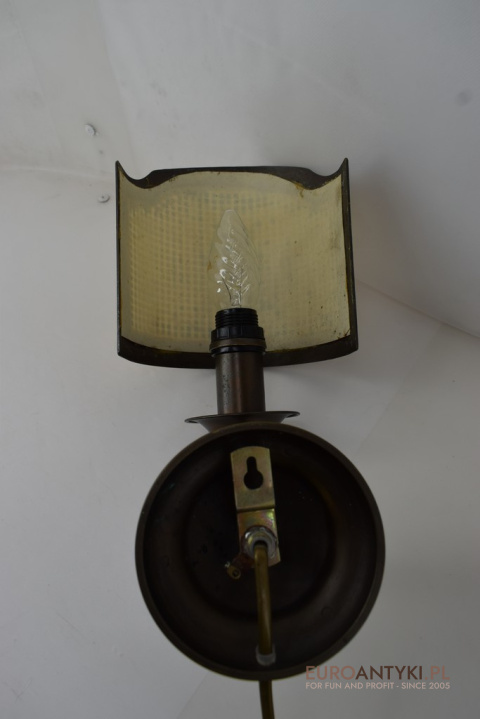 Nietpowy kinkiet z brązu. Lampy ścienne w stylu retro vintage.