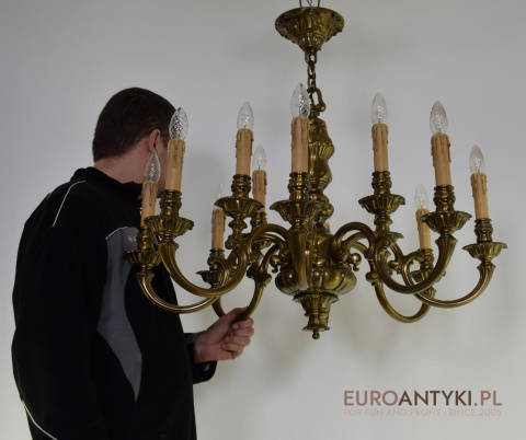 Duży pałacowy żyrandol z brązu. Antyczny chandelier do zamku.