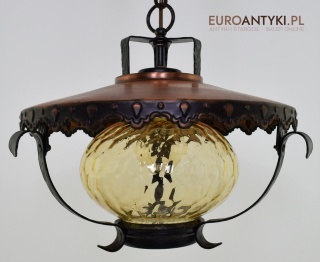 Lampa wisząca w stylu Cottagecore. Rustykalne oświetlenie.