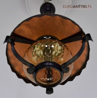 Lampa wisząca w stylu Cottagecore. Rustykalne oświetlenie.