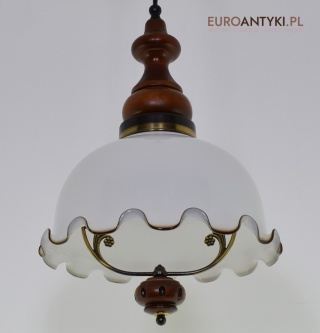 Lampy cottagecore. Rustykalna lampa wisząca z dużym kloszem.