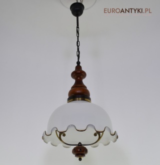 Lampy cottagecore. Rustykalna lampa wisząca z dużym kloszem.
