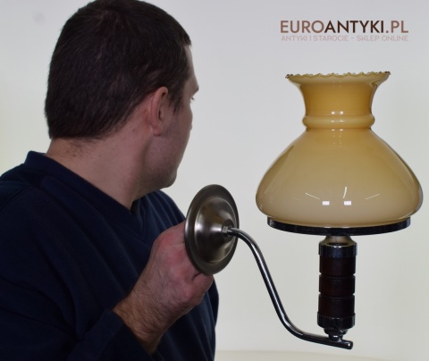 Srebny kinkiet gabinetowy z miodowym kloszem. Lampy retro.