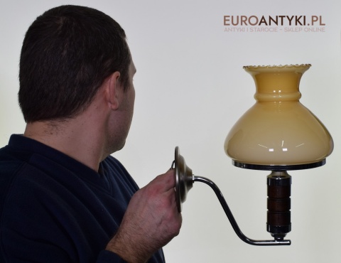 Srebny kinkiet gabinetowy z miodowym kloszem. Lampy retro.