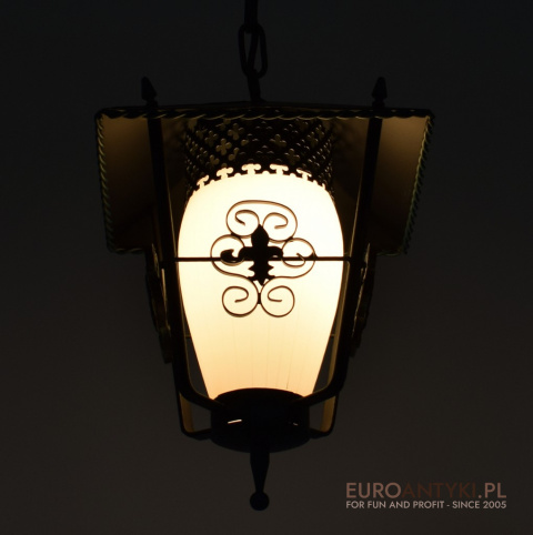 Starodawna lampa wisząca do ganku, holu. Lampy retro, vintage.