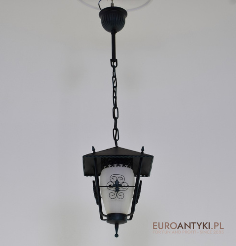 Starodawna lampa wisząca do ganku, holu. Lampy retro, vintage.