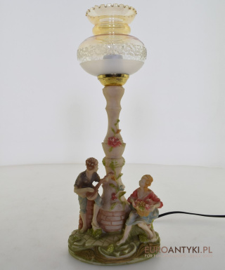 Stołowa lampa retro z dziewczyną i chłopakiem. Oświetlenie retro vintage.