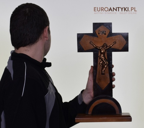 Duży zabytkowy krzyż ze świecznikami. Antyki kościelne.