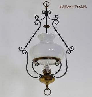 Starodawna lampa wisząca w stylu cottagecore, rustyk. Lampy retro.