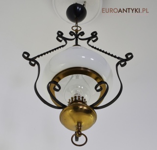 Starodawna lampa wisząca w stylu cottagecore, rustyk. Lampy retro.