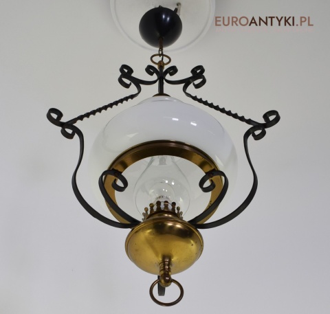 Starodawna lampa wisząca w stylu cottagecore, rustyk. Lampy retro.