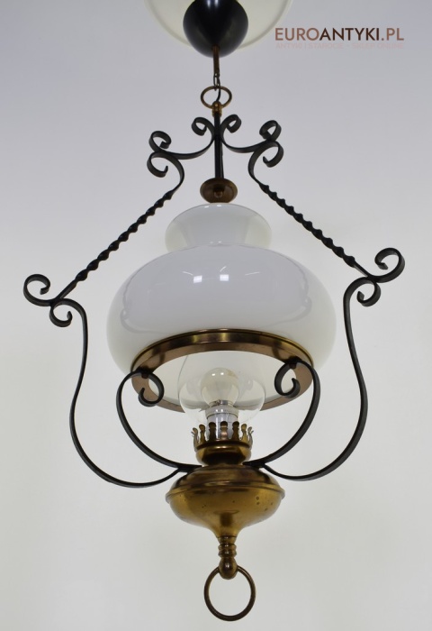 Starodawna lampa wisząca w stylu cottagecore, rustyk. Lampy retro.