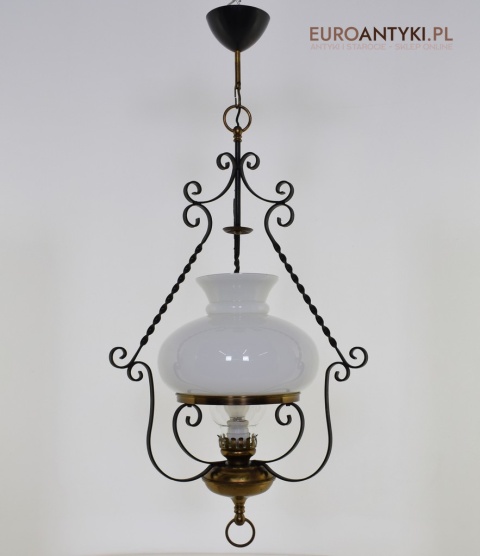 Starodawna lampa wisząca w stylu cottagecore, rustyk. Lampy retro.