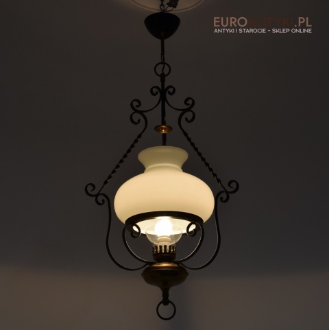 Starodawna lampa wisząca w stylu cottagecore, rustyk. Lampy retro.
