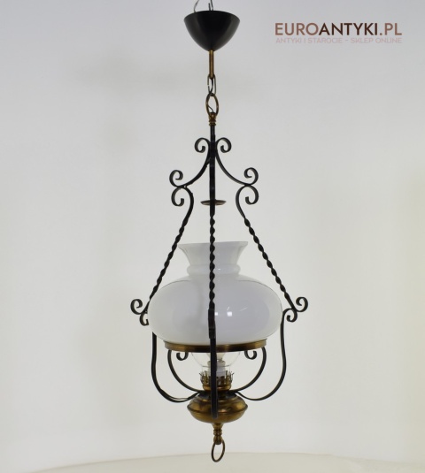 Starodawna lampa wisząca w stylu cottagecore, rustyk. Lampy retro.