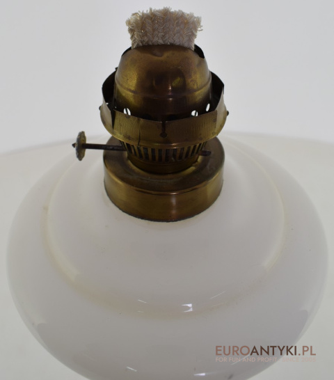 Duża smukła szklana lampa naftowa z lat 1900. Antyczne oświetlenie.